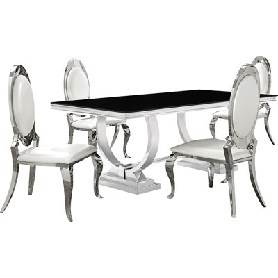 Élégante table de salle à manger rectangulaire pour 5 personnes avec structure en acier inoxydable poli et 4 chaises d'appoint rembourrées à dossier ovale dans un espace glamour, confortable et crémeux