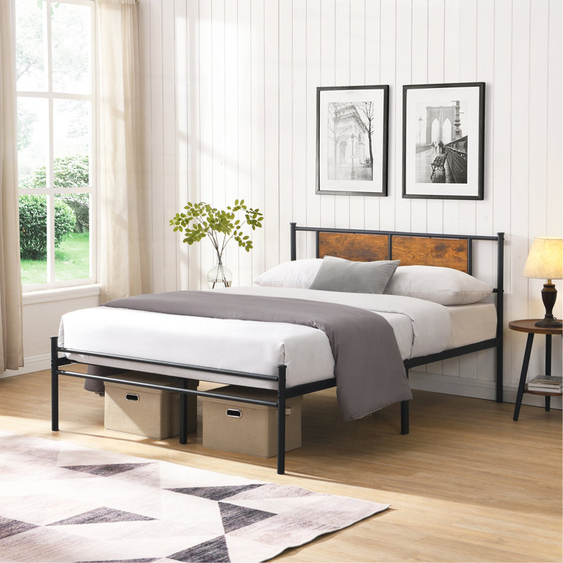 Cadre de lit très grand en métal, tête de lit avec décoration en bois, noir, Très grand lit