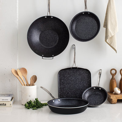 Batterie de cuisine en basalte