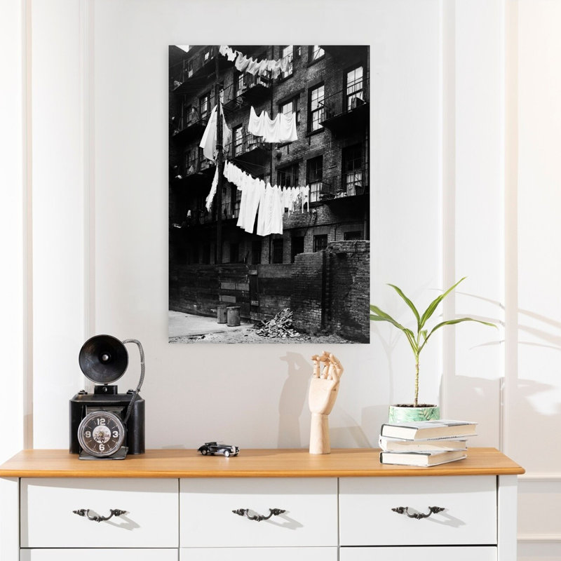 Édifice des années 1930 avec buanderie suspendue à une corde à linge I, architecture rétro rétro, art urbain classique