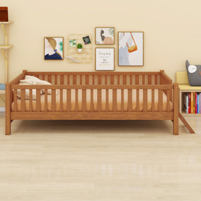 Lit plateforme bas en bois avec barrière de sécurité