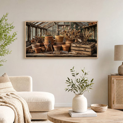 «Pots en argile empilée et fleurs séchées sur bois»