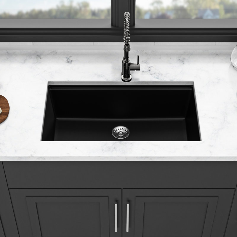 Évier de cuisine noir en quartz 32 po x 19 po, fabriqué en composite de pointe, réduisant le bruit et les vibrations, surface anti-égratignures, ensemble d'installation avec crépines à panier encastrable haut de gamme