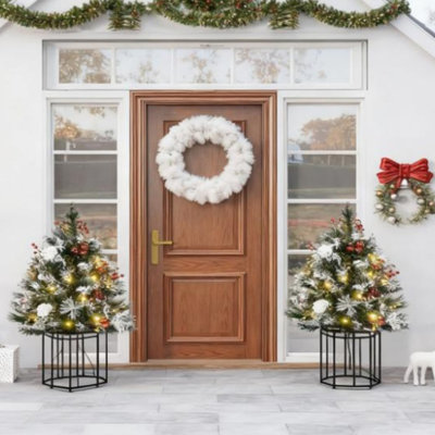 Ensemble de 2 arbres de Noël artificiels avec piquets, baies rouges, pommes de pin, boules sans cordon, arbre de Noël d'extérieur 2 pi avec 24 lumières DEL, alimenté par pile (non inclus)
