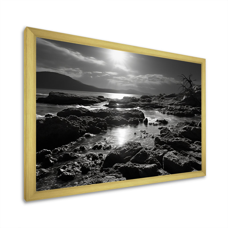 Plage rocheuse noire et blanche sur toile, Encadrement doré, H 24 po x l 32 po x P 1 po