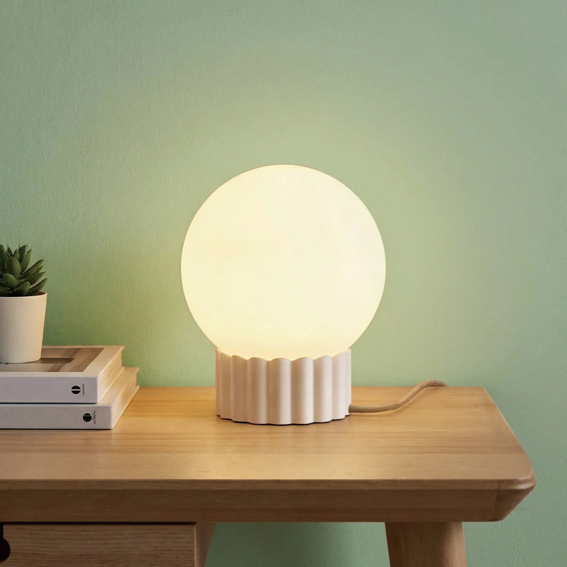 Lampe de table sphérique en verre de lait 6,9 po avec base en résine texturée, intensité de couleur réglable et réglable, douille E12, homologuée UL
