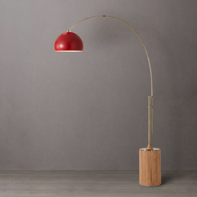 Lampe à arc 1 lumière en demi-dôme 92 po Tambo, abat-jour demi-dôme rouge cramoisi, corps en laiton patiné, base en bois clair, à intensité variable, pour le salon ou la chambre à coucher