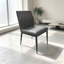 Chaise de salle à manger moderne et minimaliste en similicuir gris avec pattes en métal
