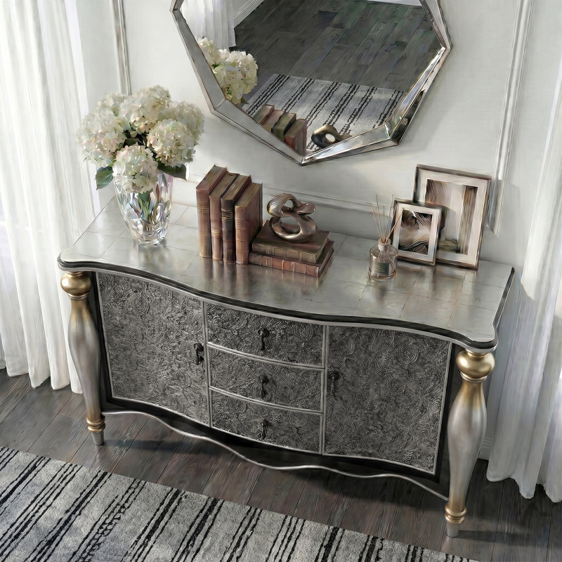 Buffet 56,7 po European Glam avec panneaux floraux sculptés à la main et finition feuille d'argent champagne