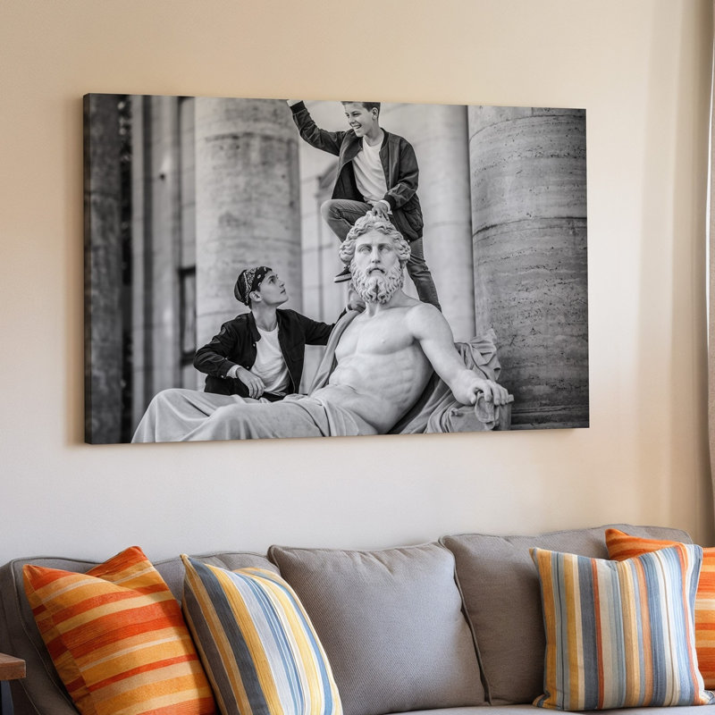 Toile, une scène dynamique en noir et blanc capture deux garçons qui interagissent avec une grande statue classique