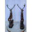 Paire de statues de cerf en bronze debout sur une base rocheuse 14 po x 10 po x H 28 po