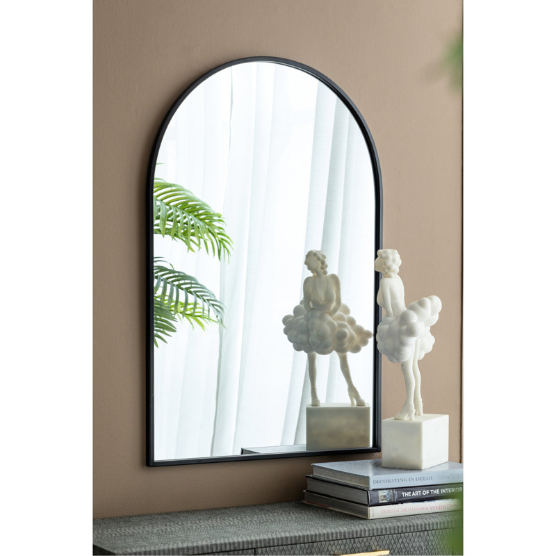 Miroir arqué en métal noir, un excellent ajout au miroir de la chambre à coucher