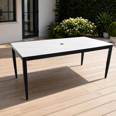 Table de salle à manger d'extérieur moderne de 180 cm (71 po), plateau rectangulaire en pierre frittée, pieds fuselés en aluminium, noir braise, 6 couverts