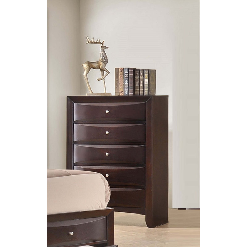 Commode contemporaine à 5 tiroirs au fini bois riche, parfaite pour le rangement élégant et fonctionnel d'une chambre à coucher