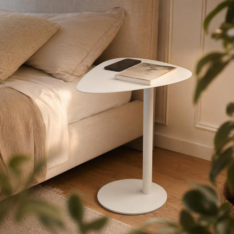 Table d'appoint minimaliste à plateau irrégulier, table d'appoint autoportante entièrement en métal, table de chevet blanche en forme de C pour le salon ou la chambre.