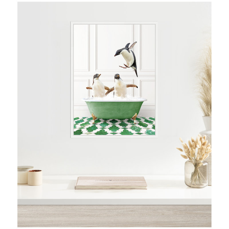 «Penguins in Eclectic Green Wall Bathaign» par Amy Peterson, reproduction d'art sur toile encadrée