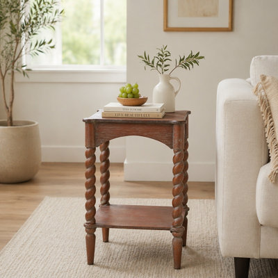Table d'appoint 15,5 x 15,5 x 23,5 po en bois brun patiné avec pieds en spirale tournés et tablette inférieure