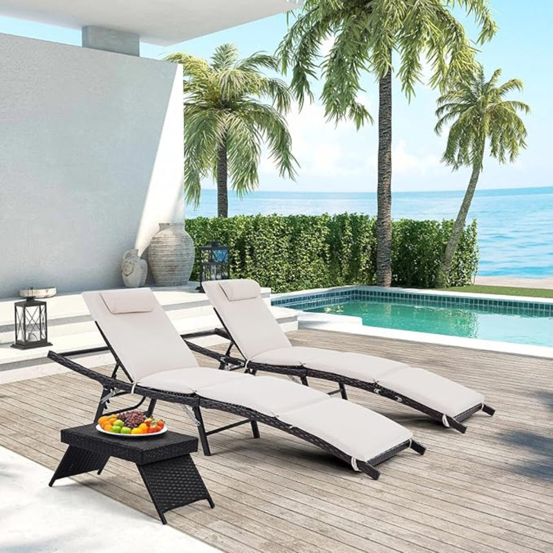 Ensemble de 2 chaises longues de patio avec coussins amovibles et une table
