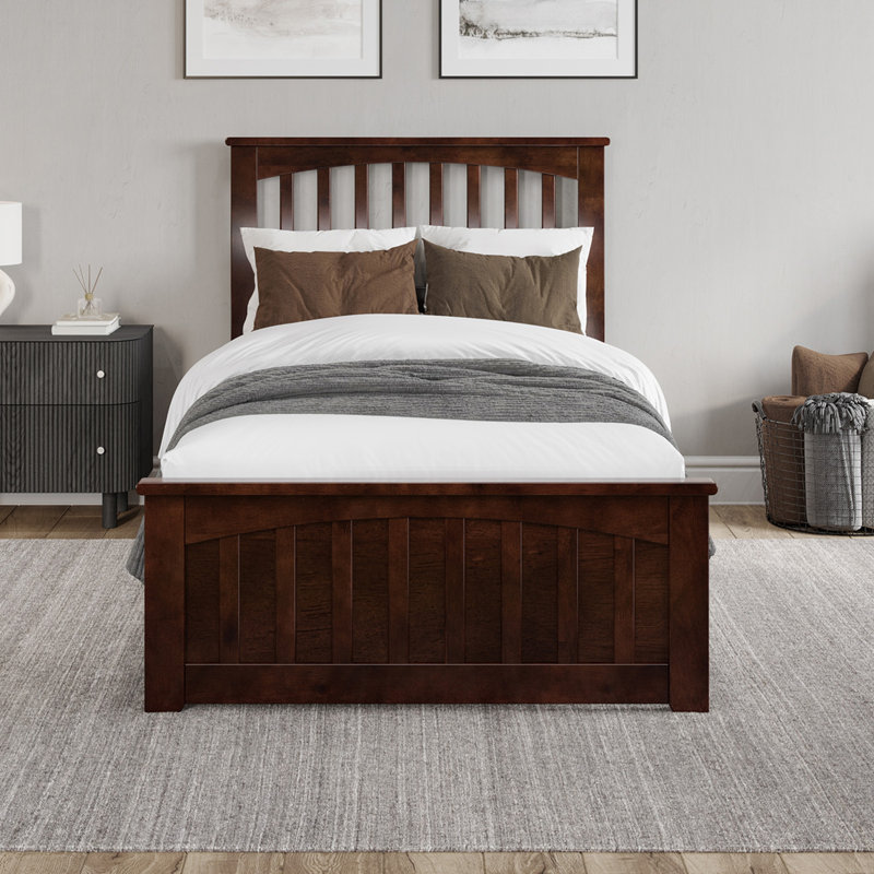 Lit plateforme en bois massif avec pied de lit assorti Aritra, Noyer, Simple TG