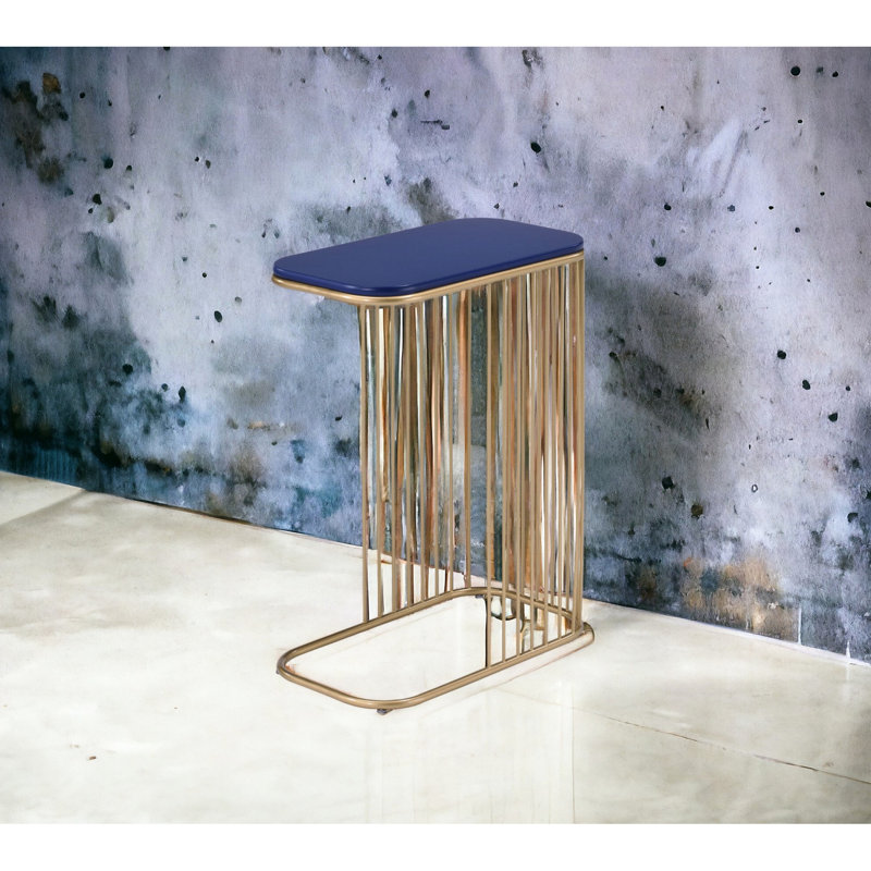 Table d'appoint hypnotisante bleue et dorée avec des options utilitaires distinctives captivantes