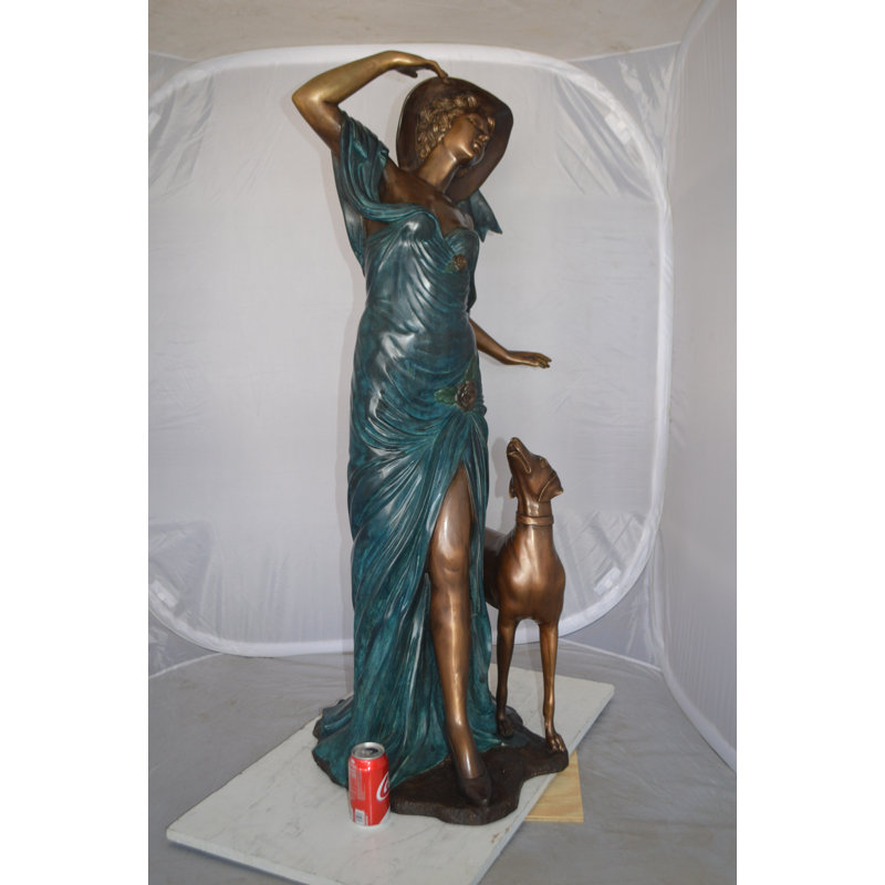 Statue de femme Havard avec son chien