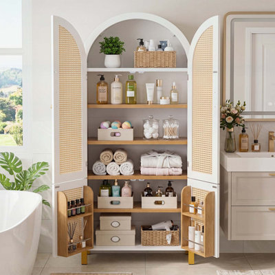 Grande armoire à porte arquée en rotin avec tablettes réglables pour un rangement de style campagne moderne