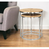 Ensemble de deux tables gigognes en bois massif naturel et argent avec cadre rond en fer
