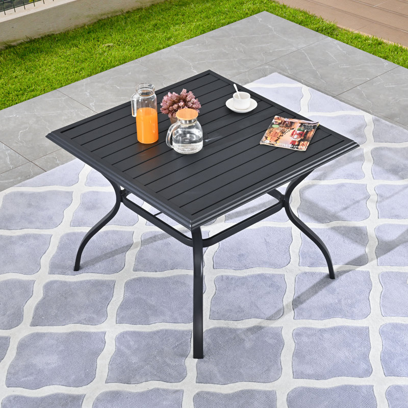 Table carrée d'extérieur en métal avec trou pour parasol