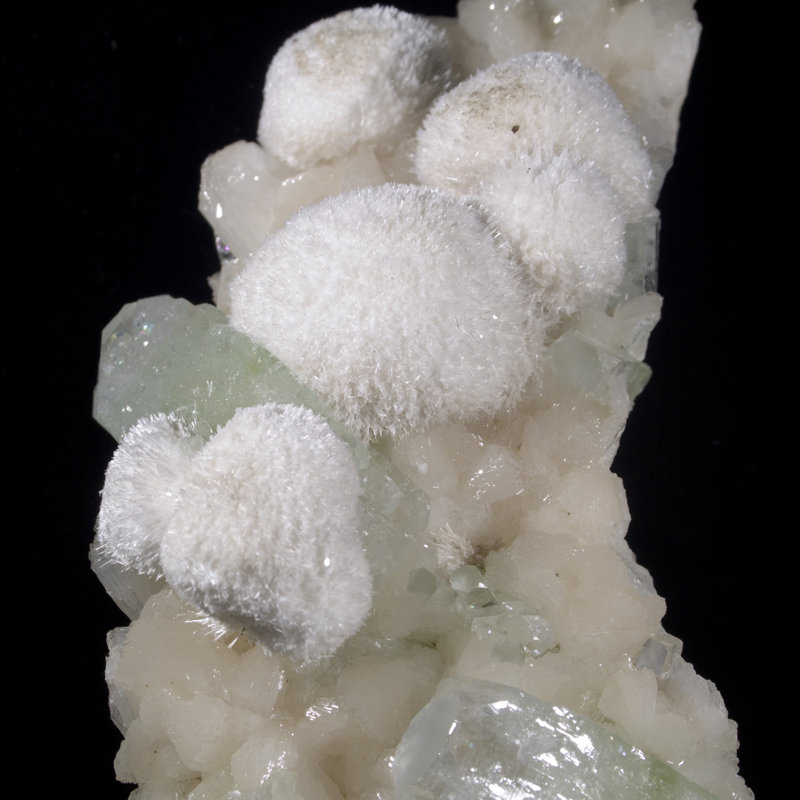 Mordénite et apophyllite sur Stilbite