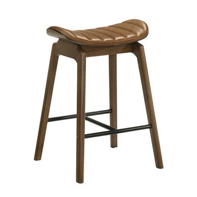 Deux chaises de salle à manger hautes, fini noyer, repose-pieds en métal, piètement en hévéa massif et assise ergonomique de style moderne du milieu du siècle.