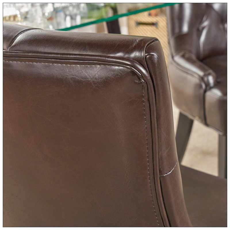 CHAISE DE CHASSEUR CHINEY - KD, design contemporain avec coutures en losange touffetées et accoudoirs inclinés pour plus de confort et de style