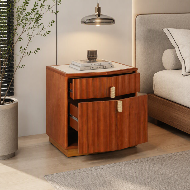 Table de chevet moderne avec rangement, design bombé, deux tiroirs et panneaux à rayures verticales, base épaisse et robuste, brun foncé