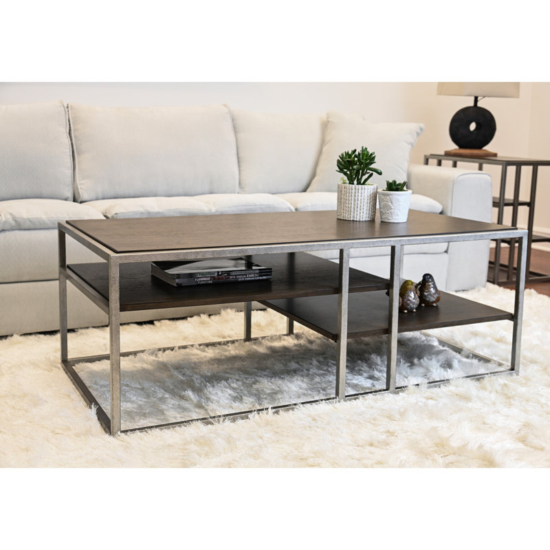 Table basse élégante avec base en métal et tablettes en bois - 50 po x 26 po x 18 po