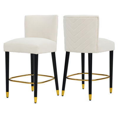 Le tabouret de 27 pouces au design moderne avec un tissu lisse de couleur claire et un repose-pieds circulaire avec une finition dorée crée un look sophistiqué et luxueux