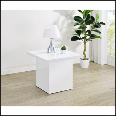 Table de bout haute brillance avec plateau carré épais et base de style socle pour des intérieurs modernes, ajoutant élégance et fonctionnalité à n'importe quelle pièce.