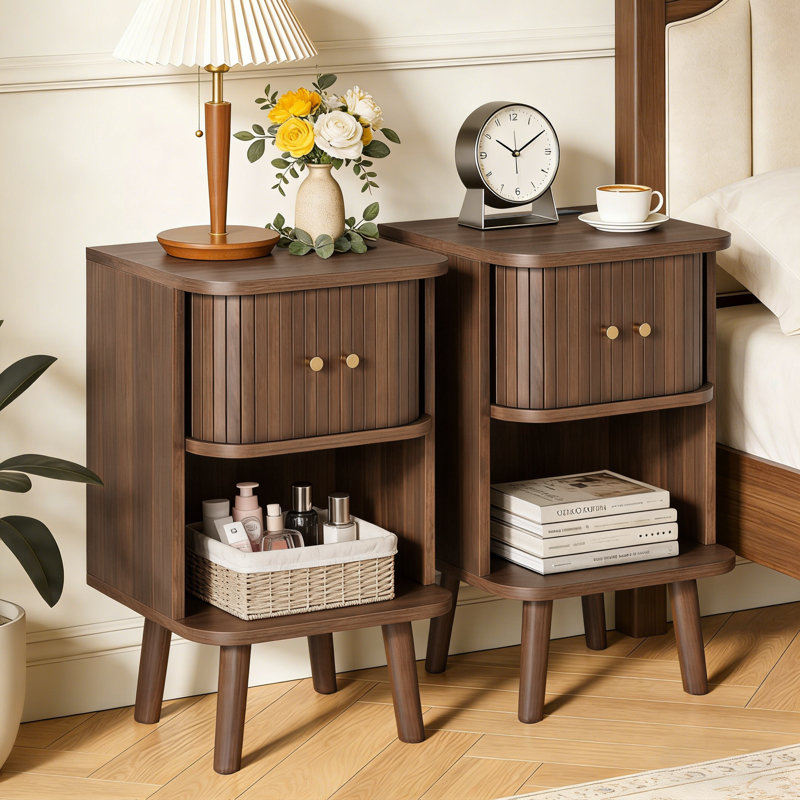 Ensemble de 2 tables de chevet modernes en noyer cannelé de style Mid-Century avec station de charge, tables de chevet de chambre à coucher avec portes tambour rondes, armoire de rangement et tables de bout à tablette ouverte
