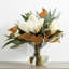 Ensemble de larges fleurs de Magnolia et d’eucalyptus en forme de vase rond en verre