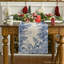 Chemin de table de Noël en forme de pomme de pin Holly-696050087