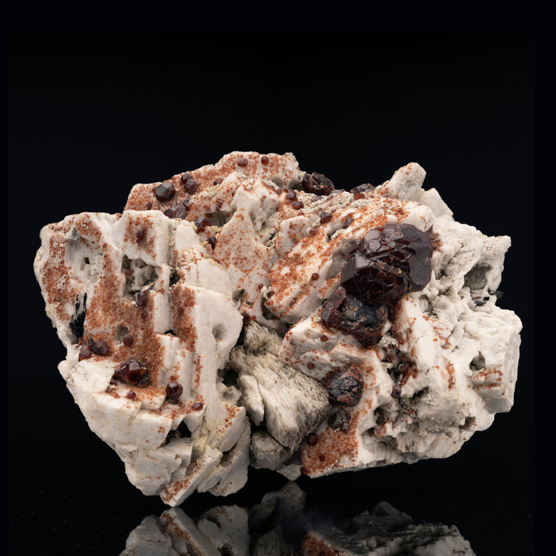 Almandine Garnets sur Microcline