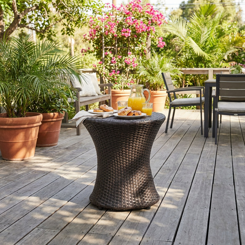 Table d'appoint en forme de sablier avec tissage en rotin