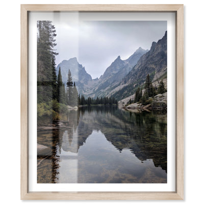 Décoration murale Mountain Mirror III Shadowbox Print par Notoriart, cadre en chêne naturel, 24 x 30