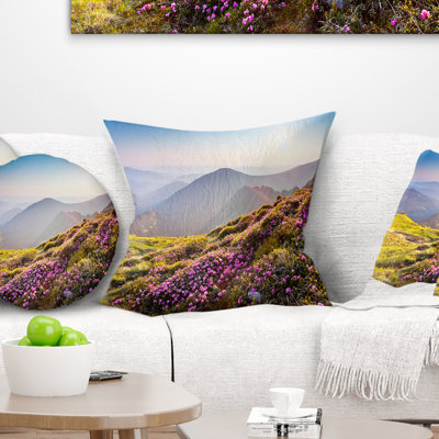 Coussin décoratif Photographie Fleurs magiques sur les montagnes