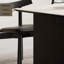 Table et chaises simples dans un ensemble de salle à manger rectangulaire de style ancien-101945890