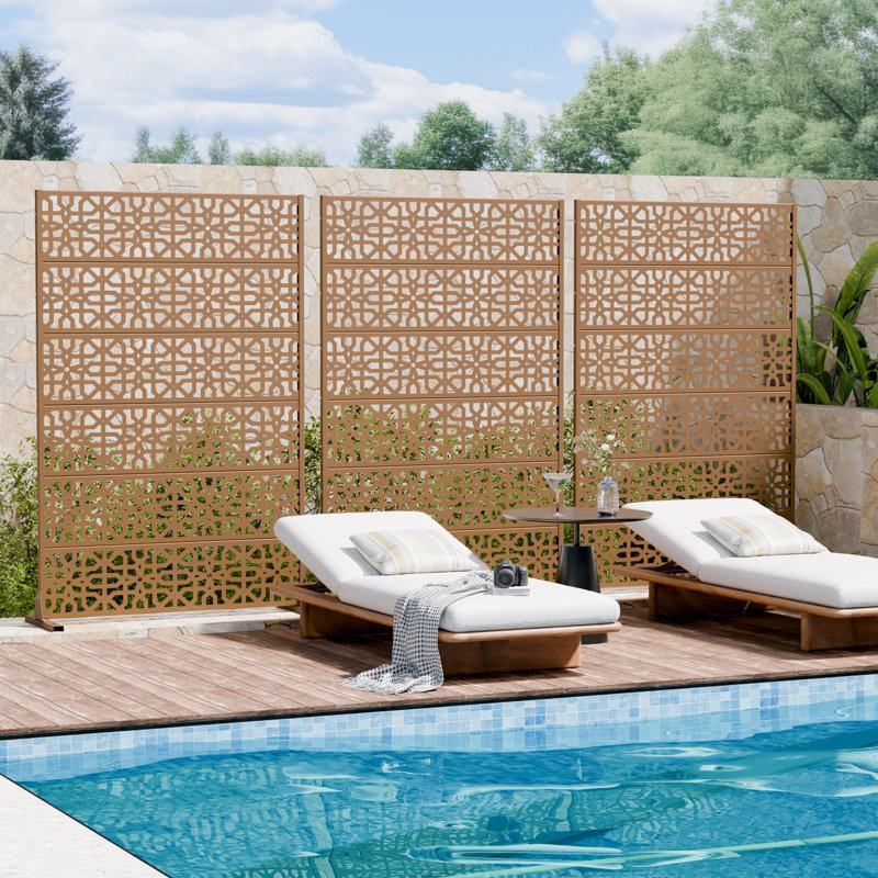 Panneau de clôture d'intimité en métal avec motif élégant, 72" H x 94" W x 16" D, Brun