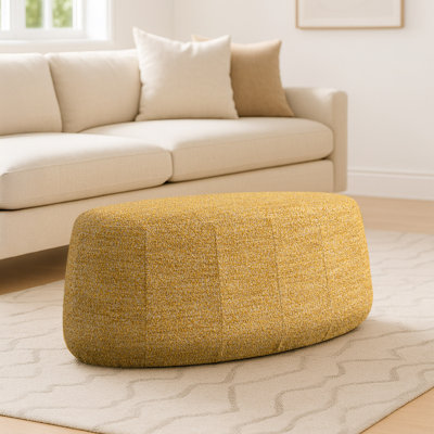Pouf ovale Burdett de 101,6 cm de large, recouvert de tissu bouclé.
