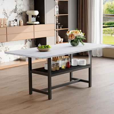 Une table de salle à manger de 71 x 35,4 pouces avec un plateau habilement assemblé par quatre panneaux de fibres à densité moyenne blancs texturés. Le bureau possède une plateforme de rangement de 43,3 x 19,7 po. Très approprié pour les réunions de famille, etc.