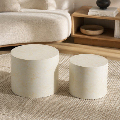 Ensemble de 2 tables basses gigognes beiges en faux marbre, tables d'appoint rondes rondes modernes en bois pour petits espaces de salon