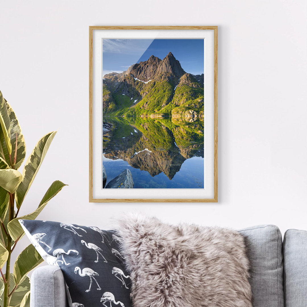 Gerahmtes Papierbild Berglandschaft mit Wasserspiegelung in Norwegen