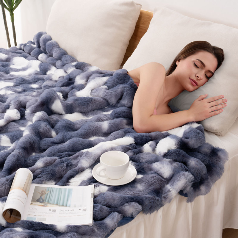 Cozy and Comfortable Faux Fur Blanket A soft, plush blanket perfect for sofas, featuring a fluffy, thick, and plush texture. Ideal for sofas, bedrooms, and living rooms.