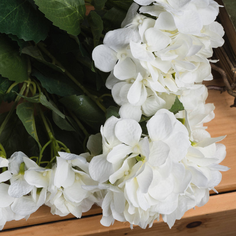 Anastasija Arrangement, 54 cm H x 34 cm W x 34 cm D, Cream